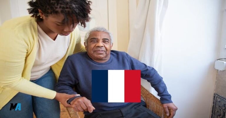 الرئيسية مساعد تمريض يقدم رعاية لمريض في مركز صحي بمدينة تور فرنسا