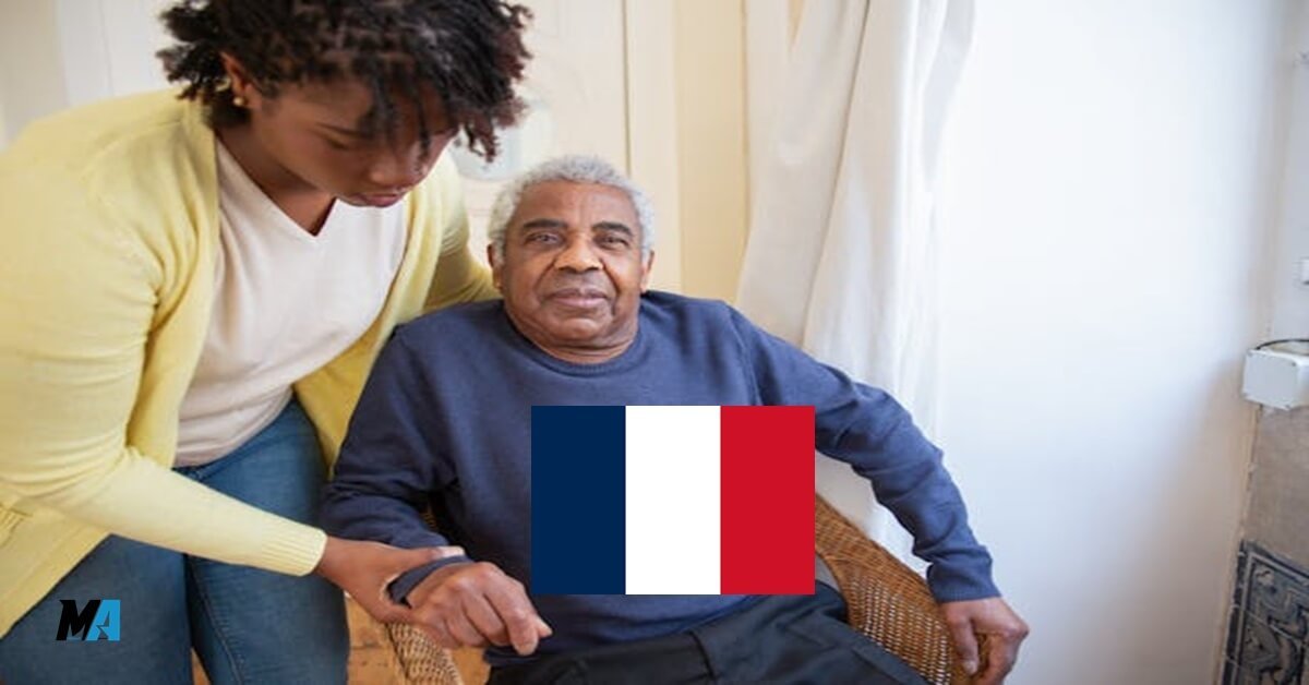 مساعد تمريض يقدم رعاية لمريض في مركز صحي بمدينة تور فرنسا